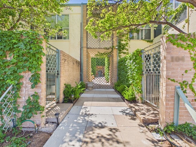 Building Photo - 1 bed/1 bath Condominium Ready for tenant!