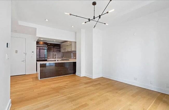 Building Photo - 2626 Jackson Ave - 603