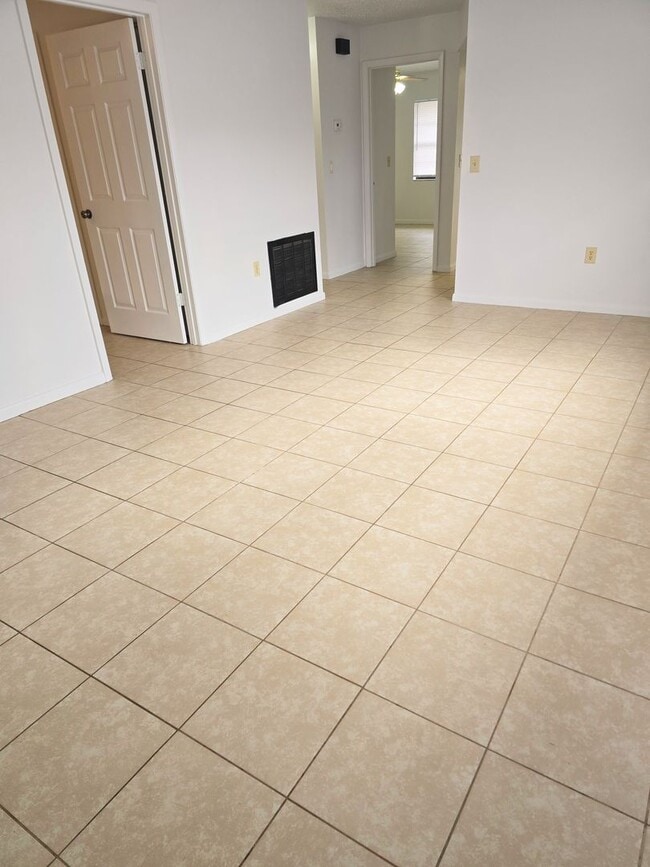 Photo - Amazing 2/1 Near Downtown Inverness!!!