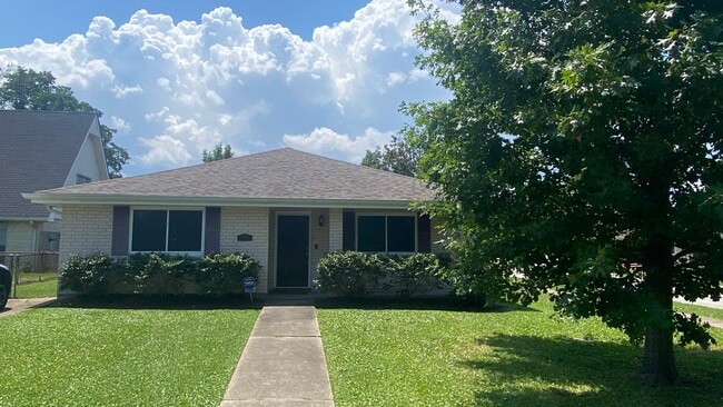 Location, Location, Location! This meticulously maintained home for lease in heart of Metairie. - 5012 Antonini Dr House