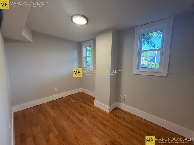 Photo - 140 Marginal St