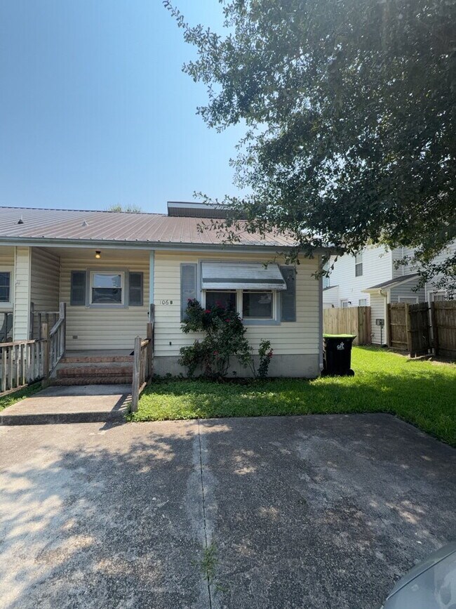 Building Photo - Adorable 2 Bedroom Duplex-106-B Pete Jones Dr.