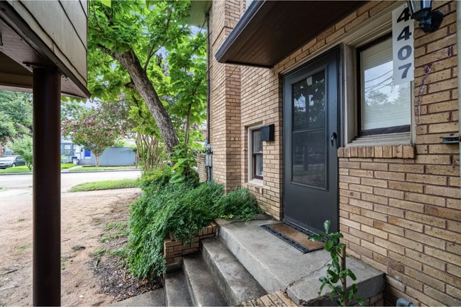 Entrance - 4407 Stanford St Unit Montrose Classic