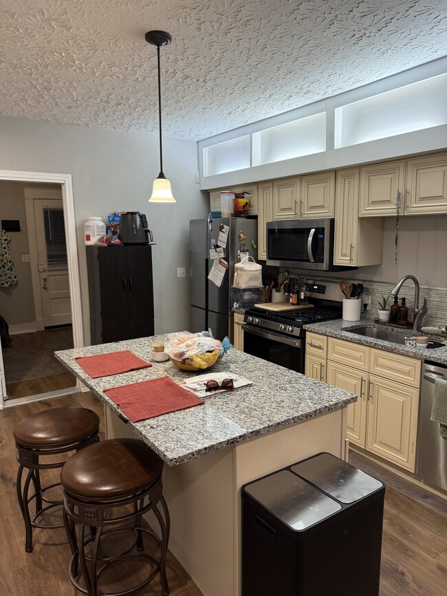 Building Photo - 2242 Buxton Ave Unit 1