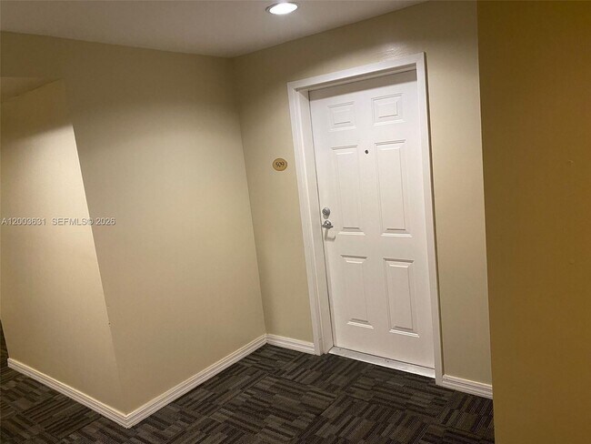 Photo - 115 SW 11th St Unidad 509