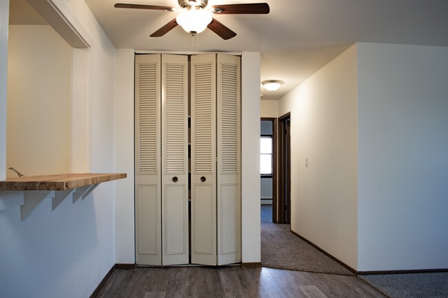 3245 N Oakland