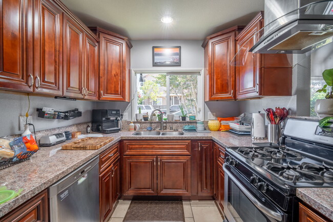 Cozy Kitchen - 2703 Gates Ave