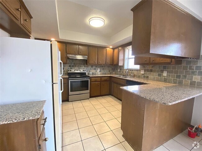 Building Photo - 521 W 8th St Rental
