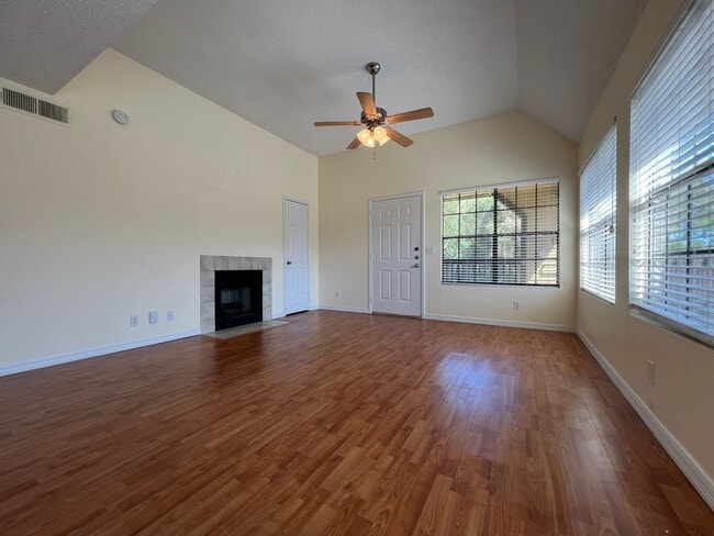 Photo - 1/1 Corner Unit in GATED ~ LAKEFRONT community in Altamonte Springs! Unidad 201