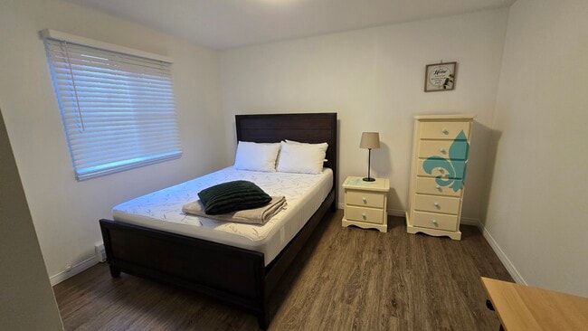 Photo - 13731 115 Av