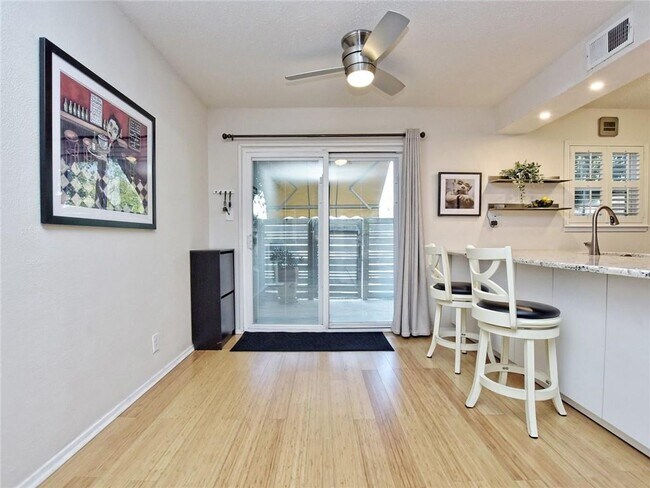 Photo - 7801 Shoal Creek Blvd Unidad 104