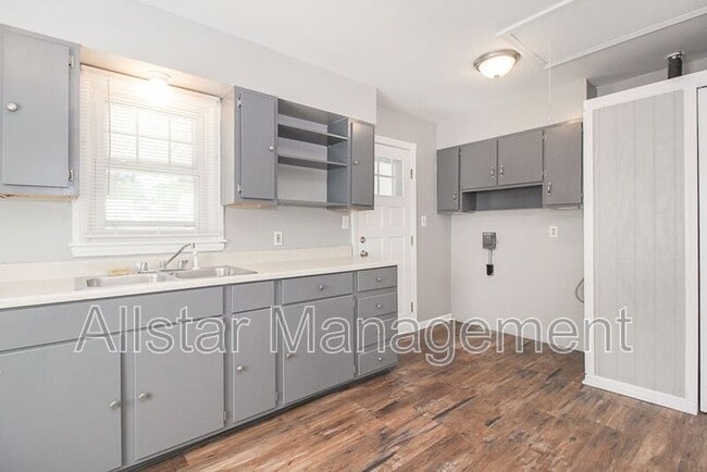 Photo - 15708 Puritas Ave