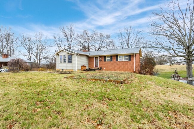Photo - 3 Bedroom / 2.5 Bath Home ? Johnson City, TN