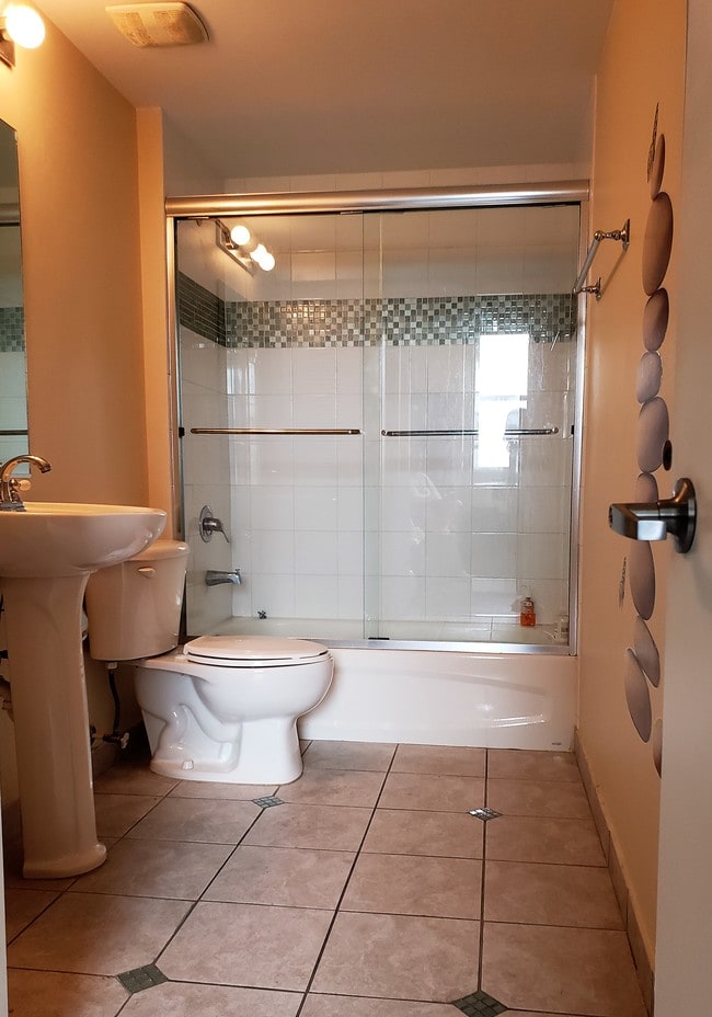 bathroom 2 - 1 Glen Royal Pkwy Unidad 1009 Rental
