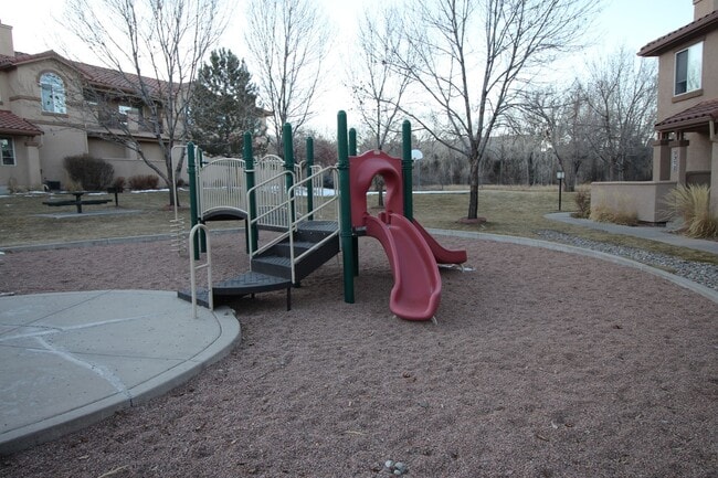 Building Photo - Beautiful 2bdrm 3 bath 2 car garage townhome