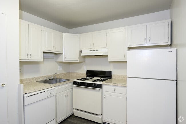 1BR, 1BA - 810SF - Kitchen