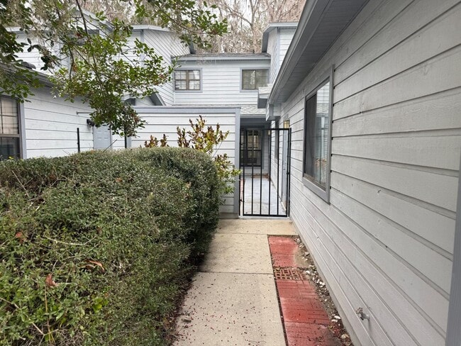 Photo - 3 Bedroom Backing up to San Felasco Hammock