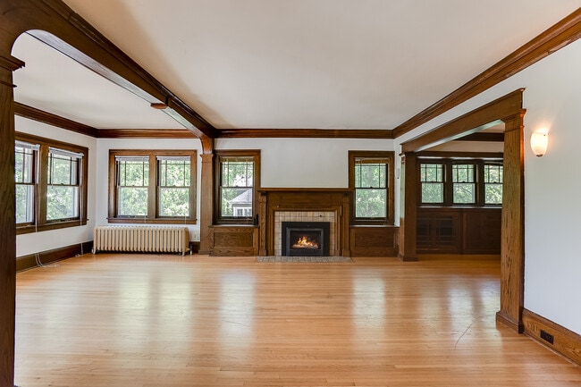 chimenea de gas - 4656 Bryant Ave S Unidad #1