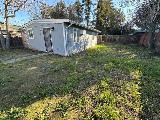 Photo - Beautiful Remodeled 2 bed, 1 Bath Back Lot Unit