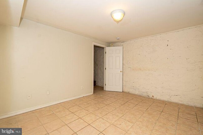 Photo - 307 E 25th St Unidad BASEMENT APARTMENT