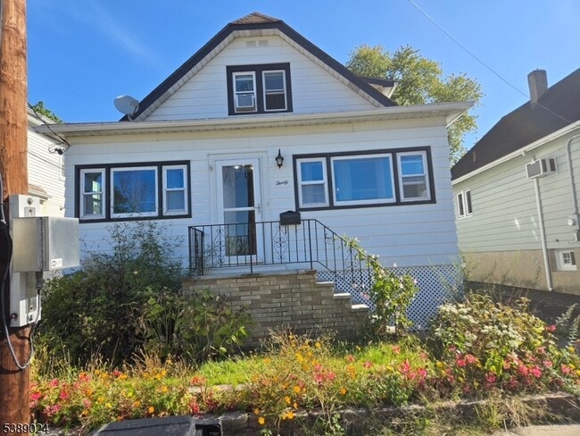 Building Photo - 30 Zeliff Ave