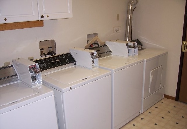 Laundry - Oak Crest Apartments