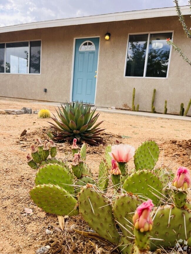 Building Photo - Charming 3-Bedroom with 2 Full Baths on th... Rental