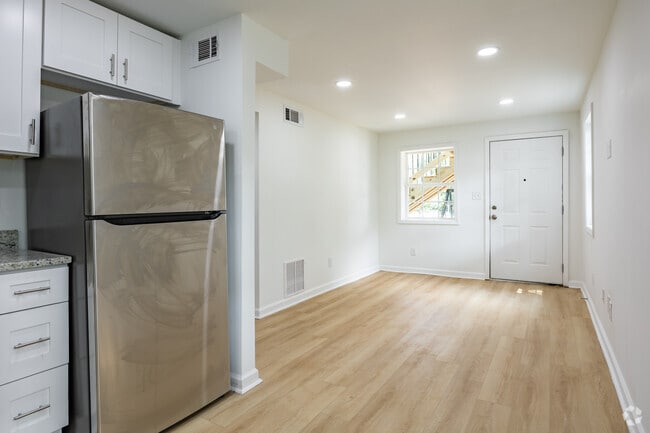 2BR, 1BA - 750SF