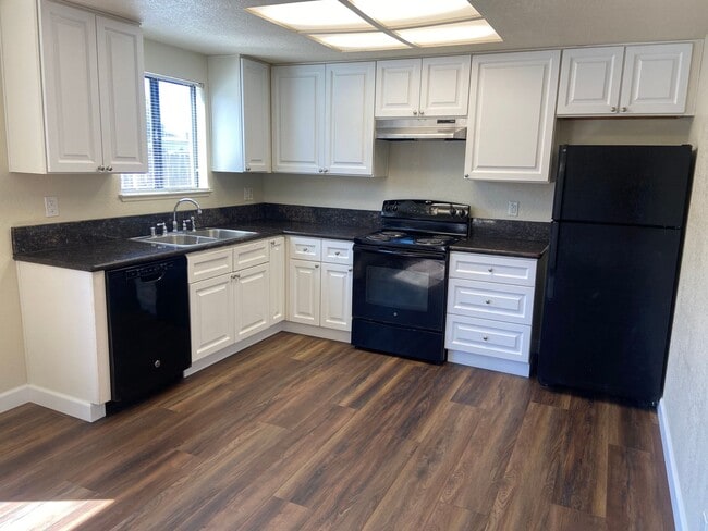 Building Photo - A 2 Bdrm, 1 Bath near the heart of Roseville!
