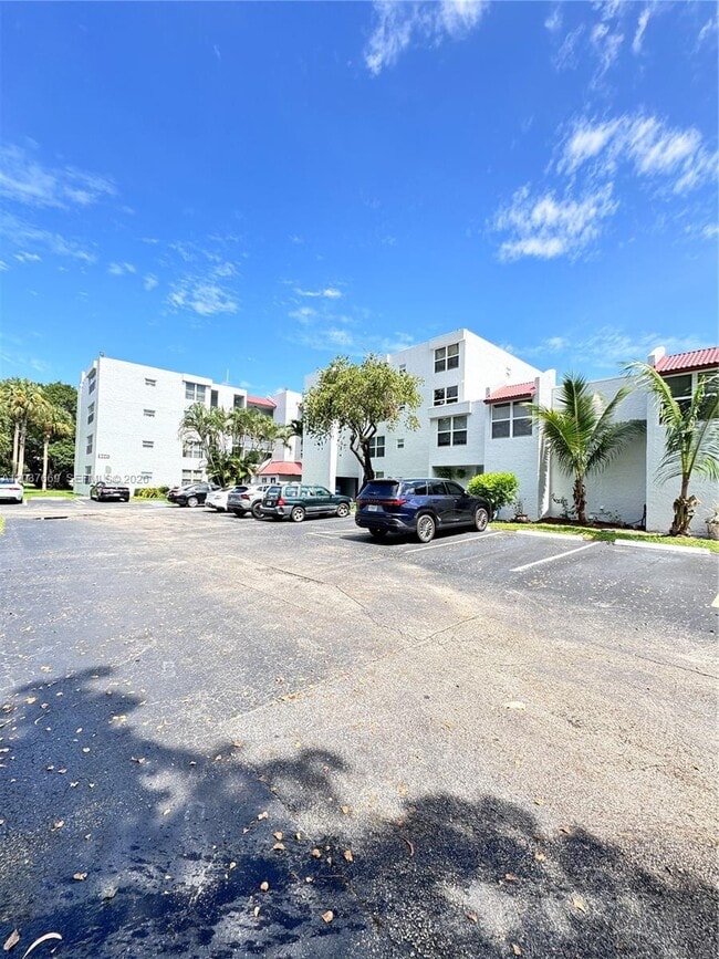 Building Photo - 9441 Evergreen Pl Unit 206