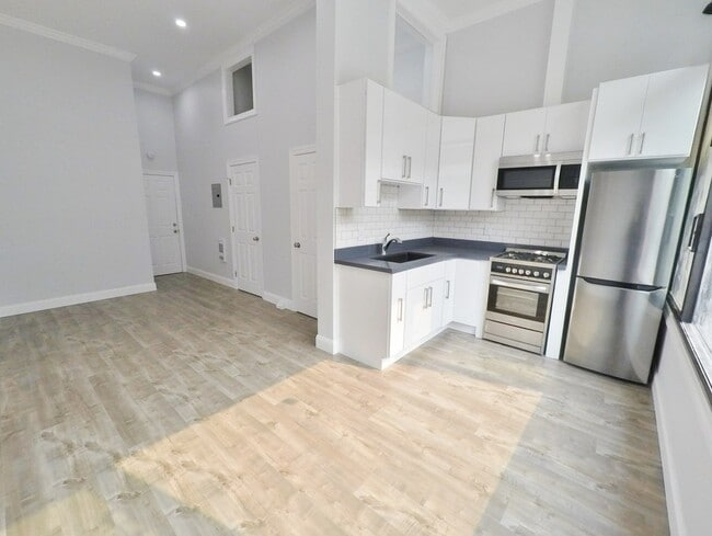 Building Photo - 518 7th St Unit 01