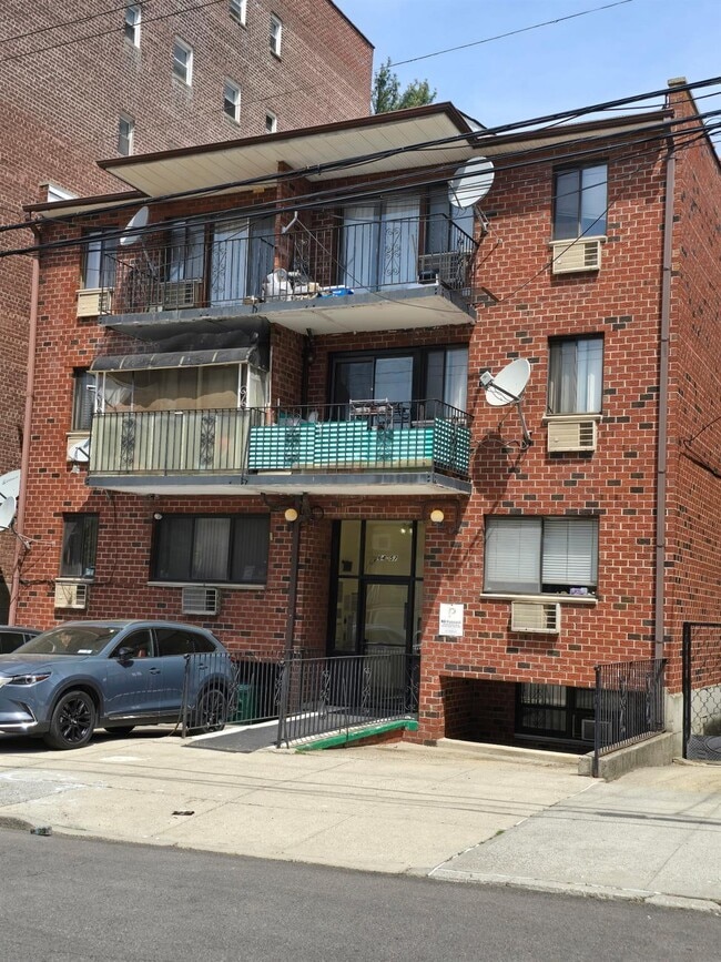 Photo - 64-57 Wetherole St Unidad L1 Rental