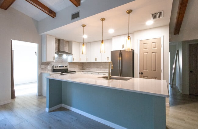 Building Photo - 19 Hollyhock Ct
