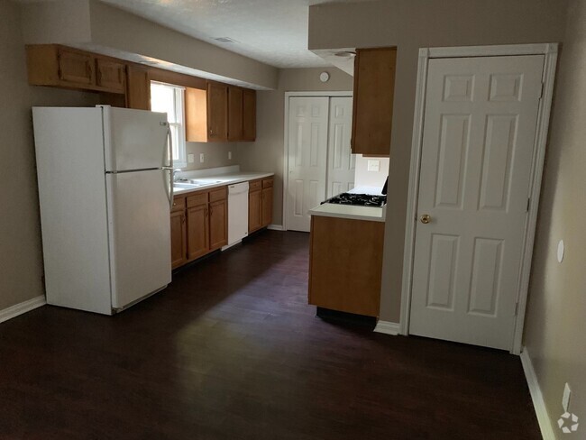 Building Photo - 2 bed 1 bath duplex Rental