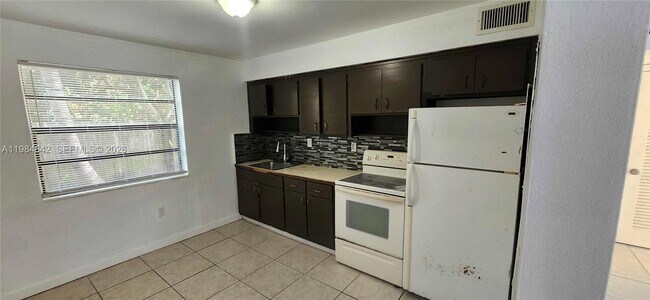 Photo - 111 NW 152nd St Unidad 13
