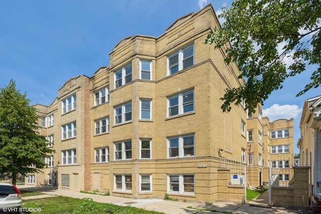 Building Photo - 3051 N Spaulding Ave Unit 3E