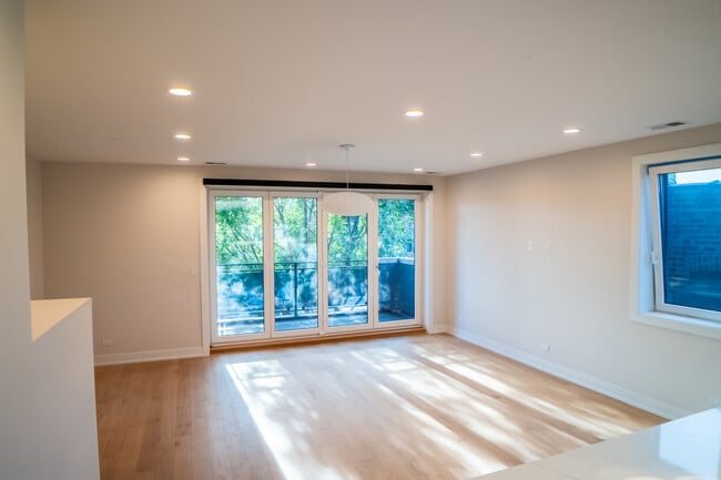 Photo - 4647 N Clark St