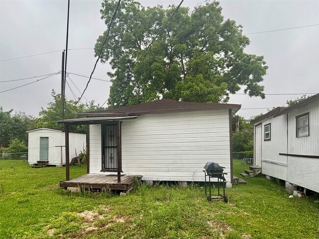 Photo - 6814 Covington Dr