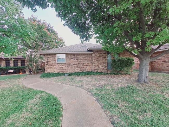 Building Photo - Cozy 3/2/2 in Carrollton Available Now Rental