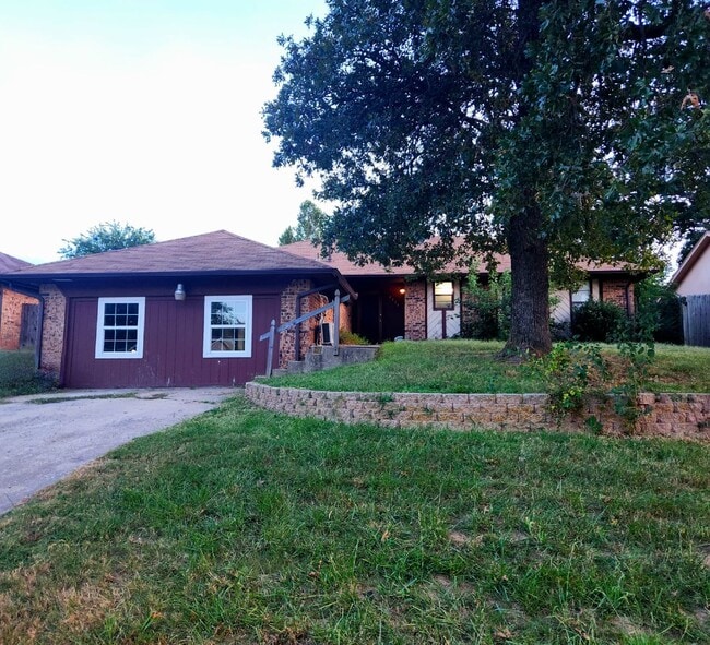 Building Photo - Charming 5 Bedroom Home- Your Path to Homeownership Starts Here!