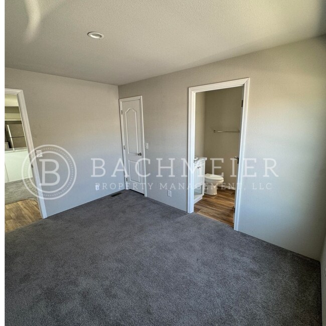 Photo - 2 Bed 2 Bath- In the heart of Pendleton!