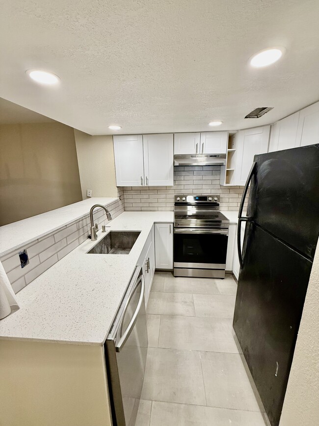 Newly renovated kitchen - 3301 Monroe St NE Condominio Unidad J100