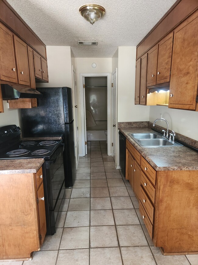 Building Photo - 8190 Stonebrook Dr Unit 2/B