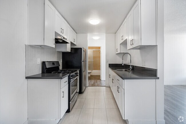 1BR, 1BA - 650SF - Kitchen