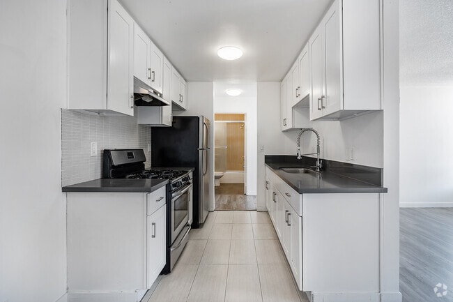 1BR, 1BA - 650SF - Kitchen - 5837 Virginia Ave