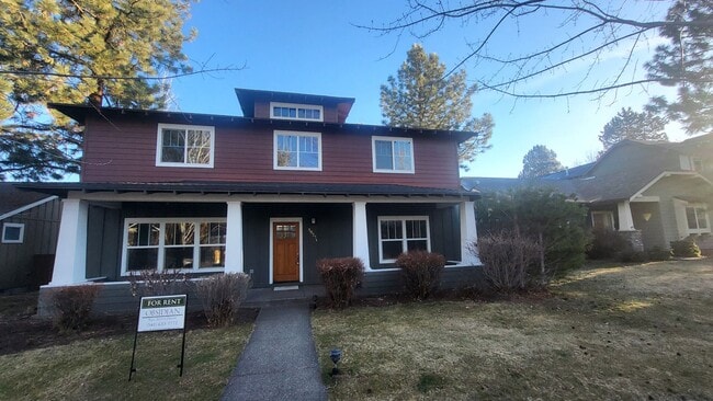 Building Photo - SE Bend 3 bed 2.5 bath Plus BONUS-Fenced