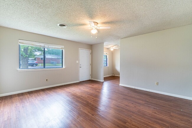 Photo - Charming 3-Bedroom Home with Gleaming Hardwood Floors in Siloam Springs – 1100 Sq. Ft. of Comfort!