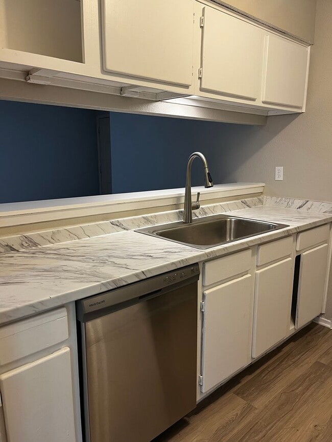 Building Photo - 9800 Eastwend Dr Unit A Rental