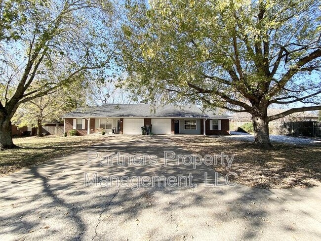 Building Photo - 831 N 54th Ave