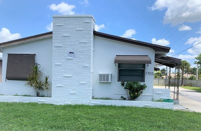 Photo - 1703 Thomas St